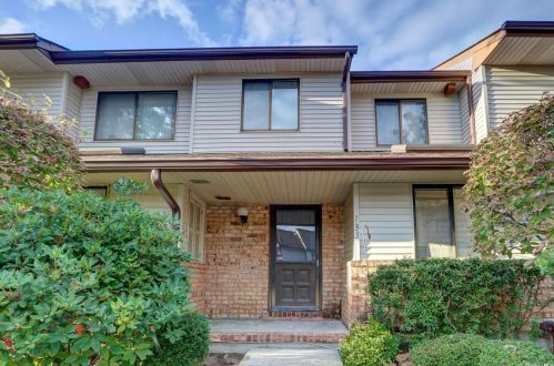 133 Laurel Ln, North Wantagh, NY 11793-2774