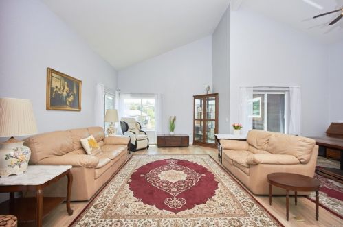 1041 Cypress Dr, Vista, CA 92084-7045