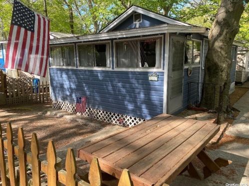 10 Surfway, Baiting Hollow, NY 11933-1273