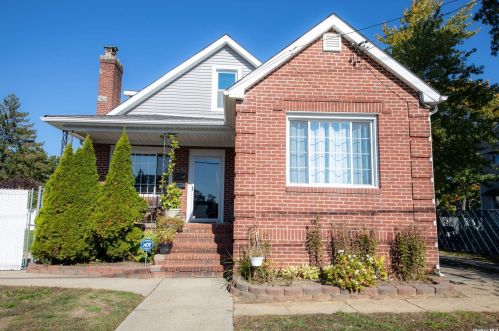 1510 Herzel Blvd, Babylon, NY 11704-4235