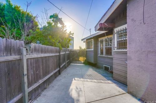 1117 Loma Vis Dr, Long Beach CA 90813-2806 exterior