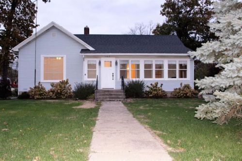 107 Indiana St, Kouts, IN 46347-9512