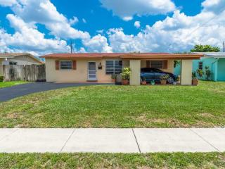 7631 Hood St, Hollywood, FL 33024-2631