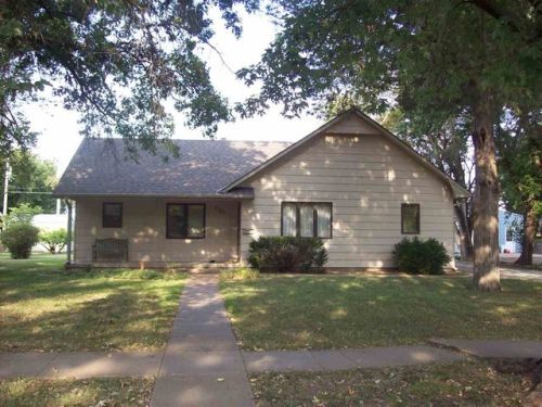 721 Chestnut St, Halstead KS  67056-2305 exterior