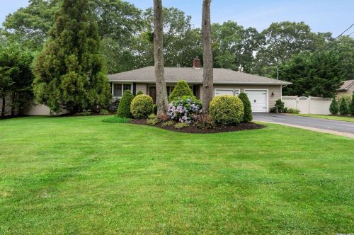 96 Vanderbilt Blvd, Oakdale NY  11769-2033 exterior