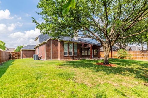 1405 Glen Hollow Ln, Lewisville TX  75028-3870 exterior