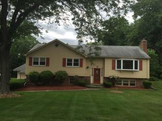 68 Desmond Dr, Hartford, CT 06109-2511