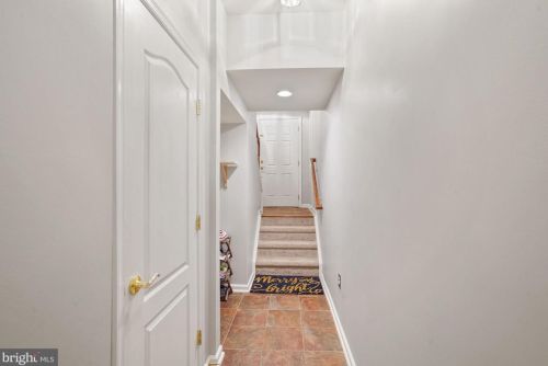 7060 Little Thames Dr, Gainesville VA 20155-4048 exterior