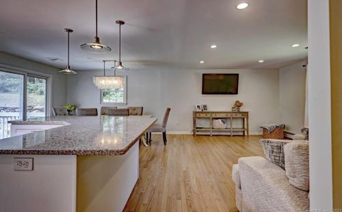 10 Buttercup Ln, Huntington, CT 06484-5722