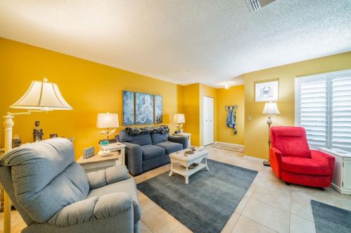 807 Bluewater Dr, Ruskin, FL 33573-6245