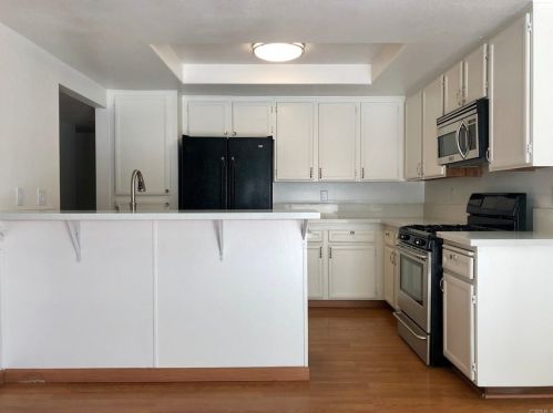 325 Melrose Dr, Vista, CA 92081-6627