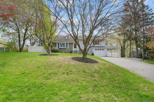 10 Lakeview Dr, Mahopac, NY 10541-2130