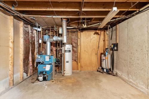 1 Nolet Ave, Salem NH  03079-1756 exterior