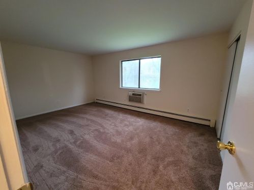 1026 Cricket Ln, Woodbridge NJ  07095-1542 exterior