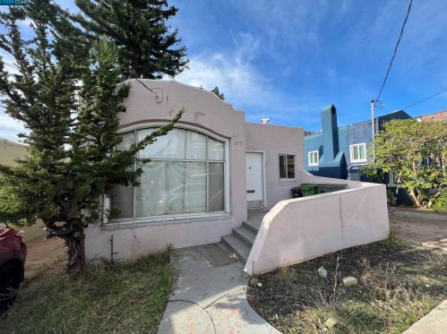 2751 Grande Vis Ave, Oakland CA 94601-1327 exterior