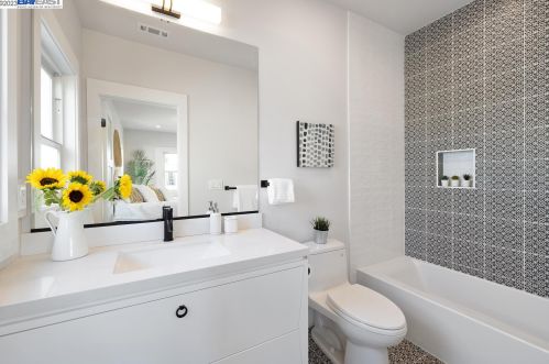 5926 Dover St, Oakland CA  94609-1426 exterior