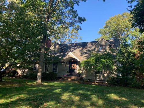 42 Eisenhower Dr, East Quogue, NY 11942-4440
