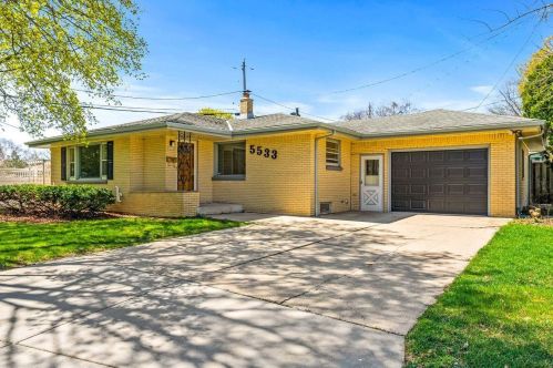 5533 Dexter Ave, Milwaukee WI  53209-5043 exterior