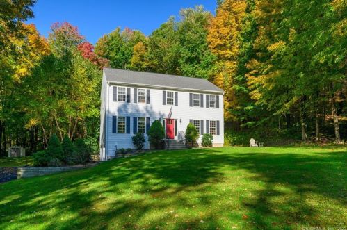 89 Berkshire Rd, Sandy Hook CT 06482-1425 exterior