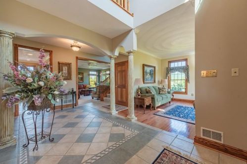 2105 Tartan Ct, Latrobe, PA 15650-9555