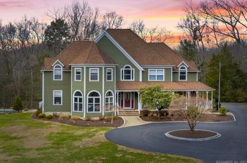 10 Falls Dr, Brookfield Center, CT 06804-1332