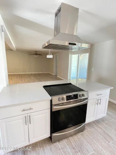 7648 33rd St, Tucson, AZ 85710-6067