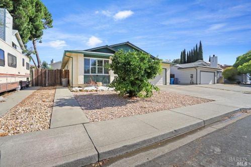 1013 Woodridge Dr, Vacaville, CA 95687-6439