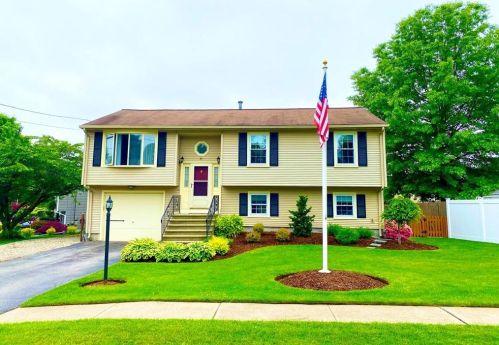 25 Eastgate Dr, Warwick, RI 02886-1271