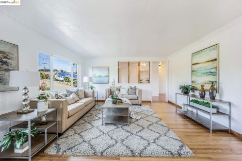 21561 Knoll Way, Hayward CA  94546-6860 exterior