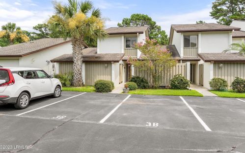3 Marsh Harbor Dr, Beaufort, SC 29907-1227