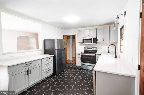 415 Liberty St, Charles Town WV  25414-1827 exterior