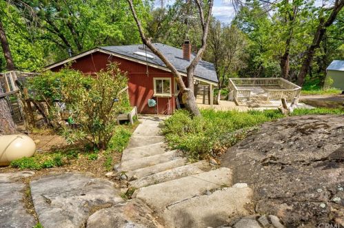 35841 Highland Dr, Bass Lake, CA 93669-9722