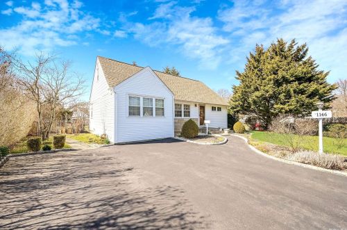 1146 Udall Rd, Bayshore, NY 11706-1908