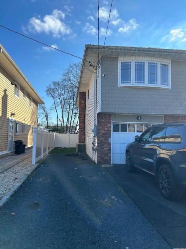 44 4th Ave, Westbury, NY 11590-2607