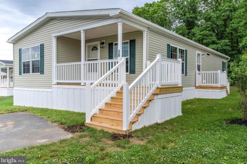 28 Meadowview Dr, Paradise Park, PA 17068-9772