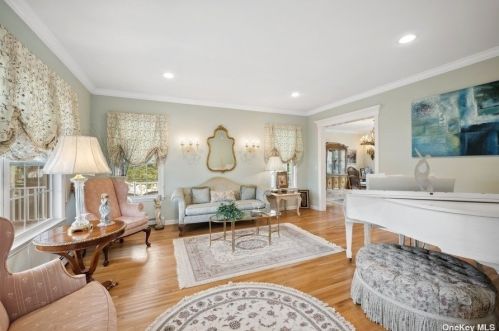 81 Stoothoff Rd, Elwood NY  11731-3917 exterior