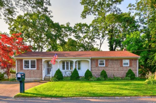 260 Estelle Ave, Holbrook, NY 11741-3313