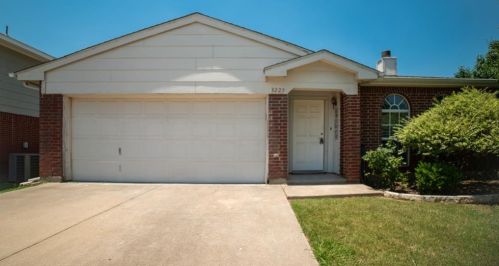 3225 Spring Crest Ct, Hurst, TX 76053-7548