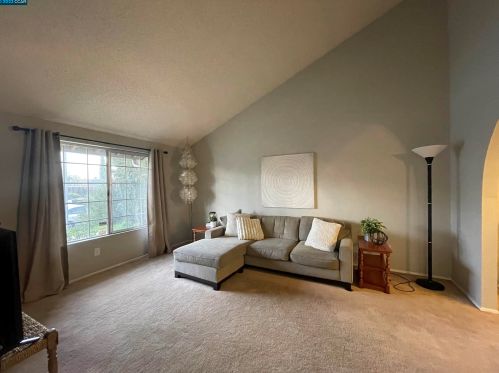 490 Kim St, West Pittsburg, CA 94565-1585