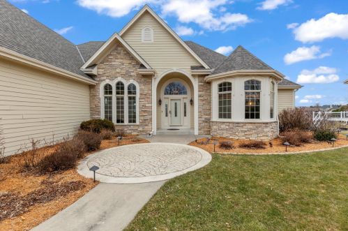 410 Red Pine Cir, Dousman, WI 53118-8828