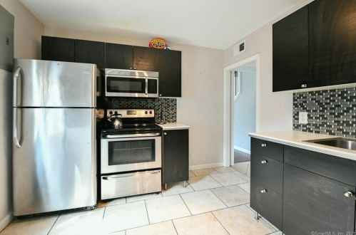 9 Stephen Ct, New Britain CT  06053-1633 exterior