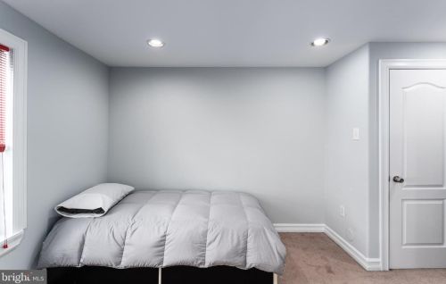 2217 Carpenter St, Philadelphia PA 19146-2517 exterior