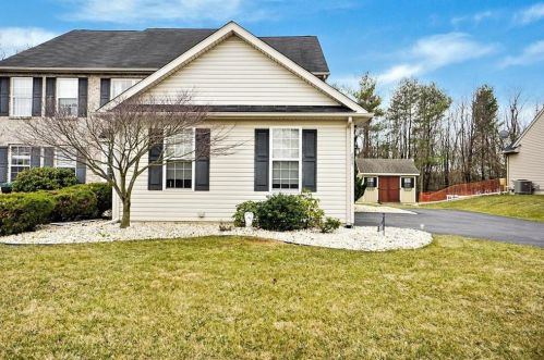 2037 Rolling Meadow Dr, Macungie, PA 18062-8871