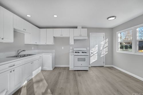 561 Royal Ave, Simi Valley CA  93065-4246 exterior