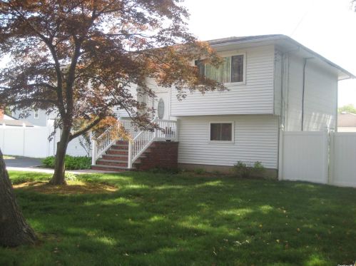 37 Lawrence Ave, Holbrook, NY 11741-1019