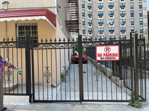 118 Rockwood St, Bronx, NY 10452-6305