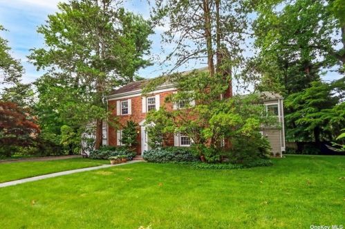 17 Birch St, Great Neck, NY 11023-2321