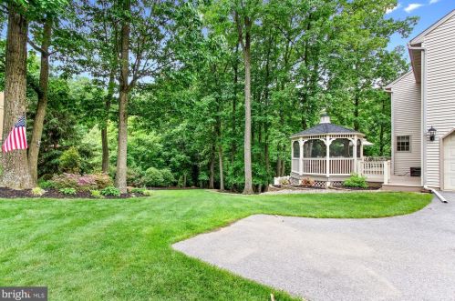 306 Deer Path Dr, Red Lion PA  17356-7800 exterior