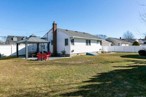 231 44 St, North Lindenhurst NY 11757-2307 exterior