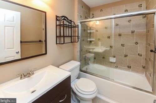 502 Essex Ct, West Deptford NJ  08051-2027 exterior